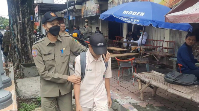 Nekat Nongkrong Di Warkop Saat Jam Belajar Puluhan Pelajar Diamankan Satpol PP Kota Mojokerto
