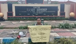 Protes Galian C Ilegal, Pemuda di Sumenep Mogok Makan dan Demo Sendirian
