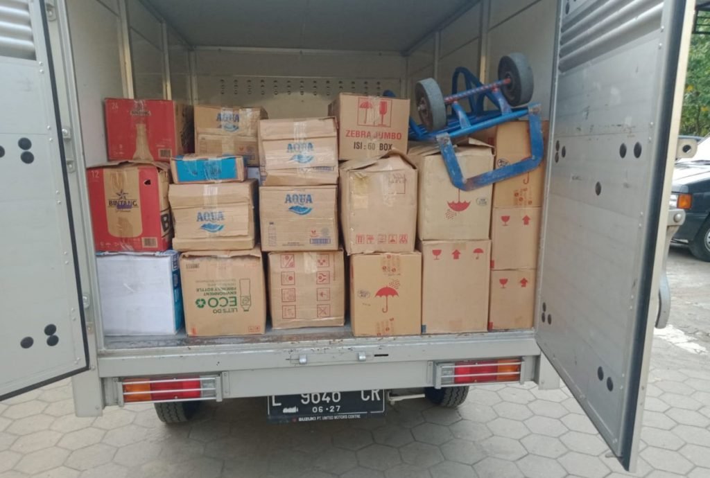 Operasi Pekat, Polisi Sita Ribuan Botol Miras Dalam Mobil Boks di Jombang