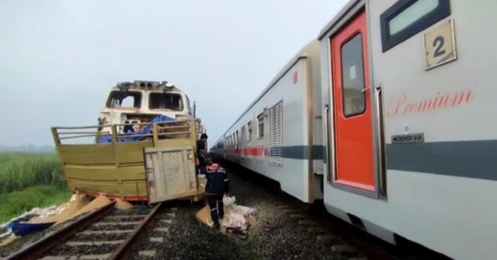 Truk Pakan Ternak Tersambar Kereta Api di Jombang, Begini Nasib Pengemudinya