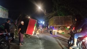 Truk Muat Kayu Terguling di Banyuwangi, Lalu Lintas Tersendat