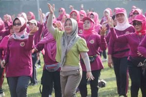 HUT GOW ke-44, Ning Ita Ajak Ratusan Emak-emak Senam Bugar 