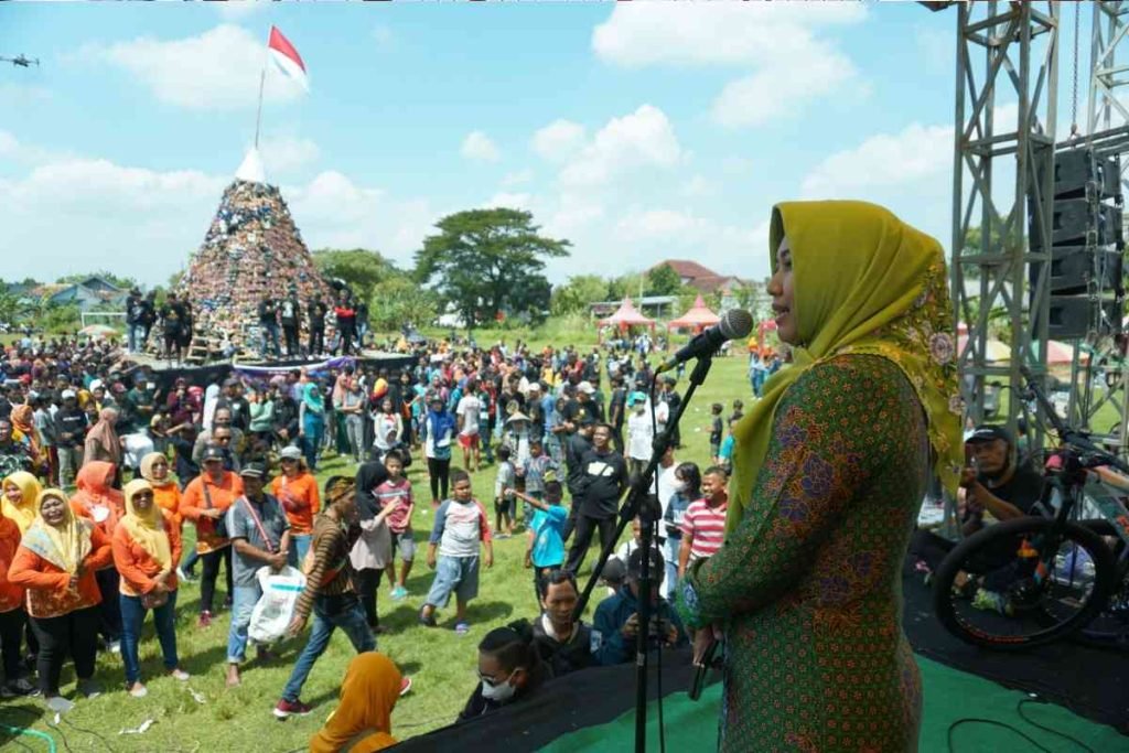 Ruwah Desa Prajuritkulon Suguhkan Gunungan Sandal, Ning Ita : Akar Budaya Tradisi Masih Melekat