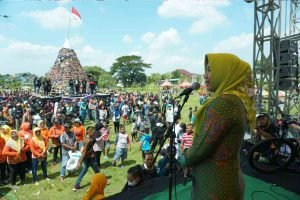 Ruwah Desa Prajuritkulon Suguhkan Gunungan Sandal, Ning Ita : Akar Budaya Tradisi Masih Melekat