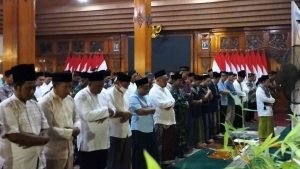 Ning Ita Ajak Masyarakat Sholat Tarawih Bersama di Rumah Rakyat