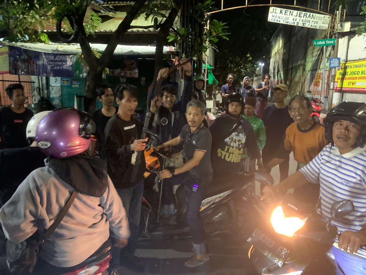 Gangster serang warga, Berita Surabaya