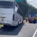 Berita kecelakaan, Exit Tol Sidoarjo, Bus timpa Mobil