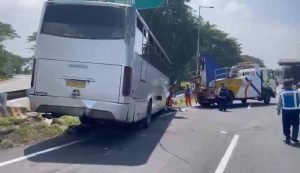 Berita kecelakaan, Exit Tol Sidoarjo, Bus timpa Mobil