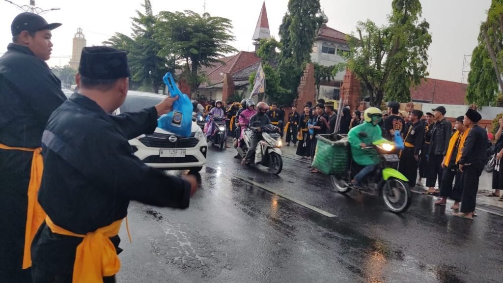 Jalani Bulan Penuh Berkah, Ratusan Pendekar SH Winongo Ranting Kota Mojokerto Bagi Bagi Takjil