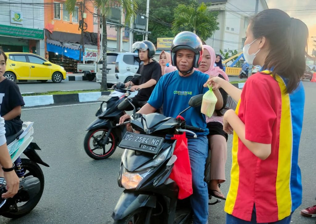 Indomaret Gamalama Kota Ternate Bagi-Bagi Takjil Kepada Masyarakat