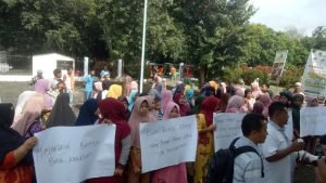 Dicurangi, Warga Kelurahan Bintuju Demo di Depan Kantor Camat Angkola Muara Tais