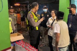 Gerebek Toko Miras di Surabaya, Polisi Sita Puluhan Botol Arak
