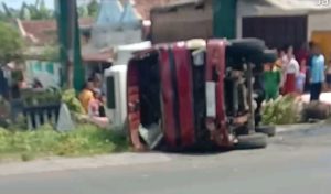 Truk box Terguling, Patah tulang, Berita Mojokerto