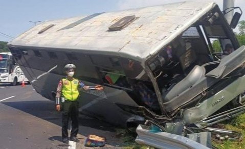 Berita kecelakaan, Bus timpa mobil, Exit tol sidoarjo