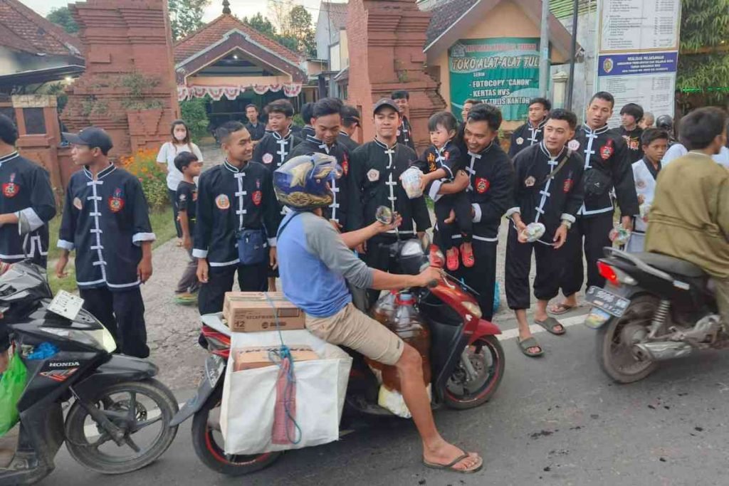Dekatkan Diri ke Masyarakat, IKS PI Kera Sakti Ranting Gedeg Bagikan Ribuan Takjil
