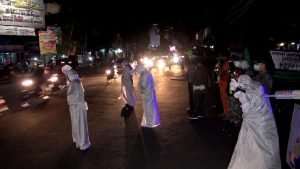 Heboh! Bocil Nyamar Pocong Jadi-jadian Teror Pengendara di Kota Malang