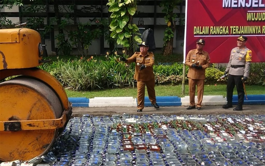Jelang Lebaran, Polres Tulungagung Musnahkan Ribuan Botol Miras