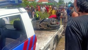 Tragis! Pemotor Wanita Tewas Tersambar Kereta Api di Sidoarjo