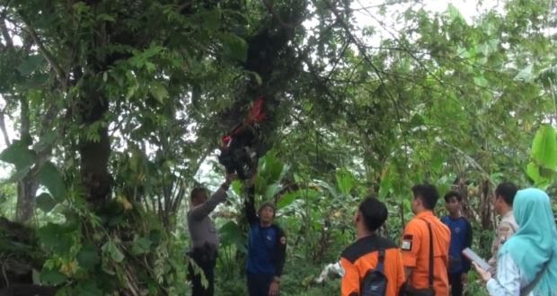 Motor nyangkut di pohon, Berita mojokerto, rem blong