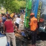 Truk terguling, Truk timpa motor dan mobil, berita Mojokerto