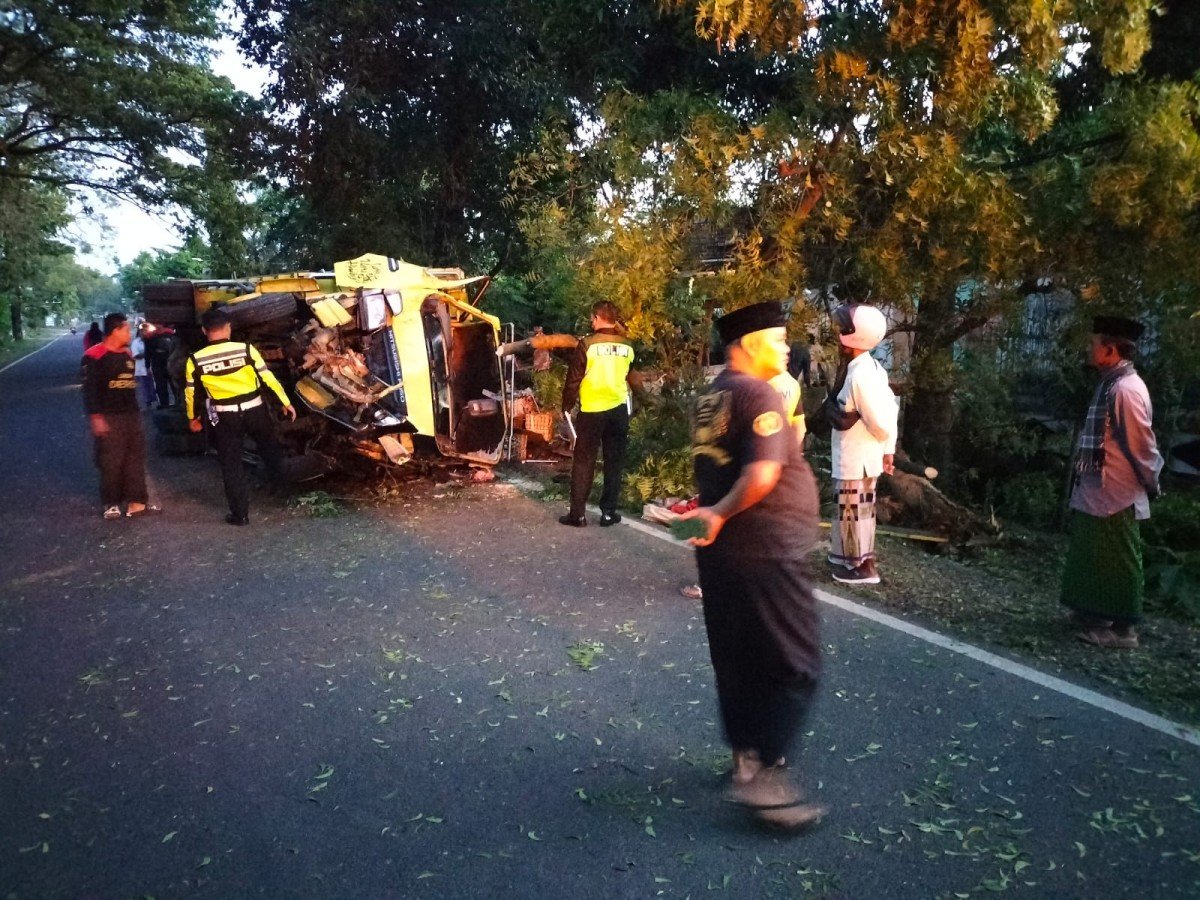 Truk terguling, Sopir ngantuk, Berita Ponorogo