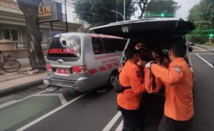 Ngerem Mendadak, Penumpang Motor Asal Malang Tewas Terjatuh di Surabaya