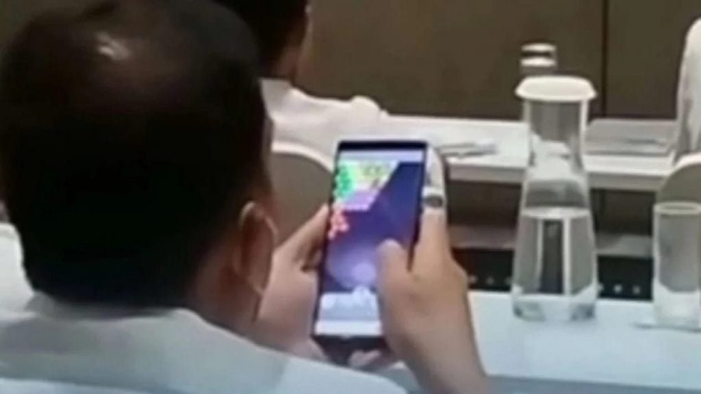 Viral! ASN Lampung Tercyduk Serius Main Game Saat Rapat Penanganan Jalan Rusak