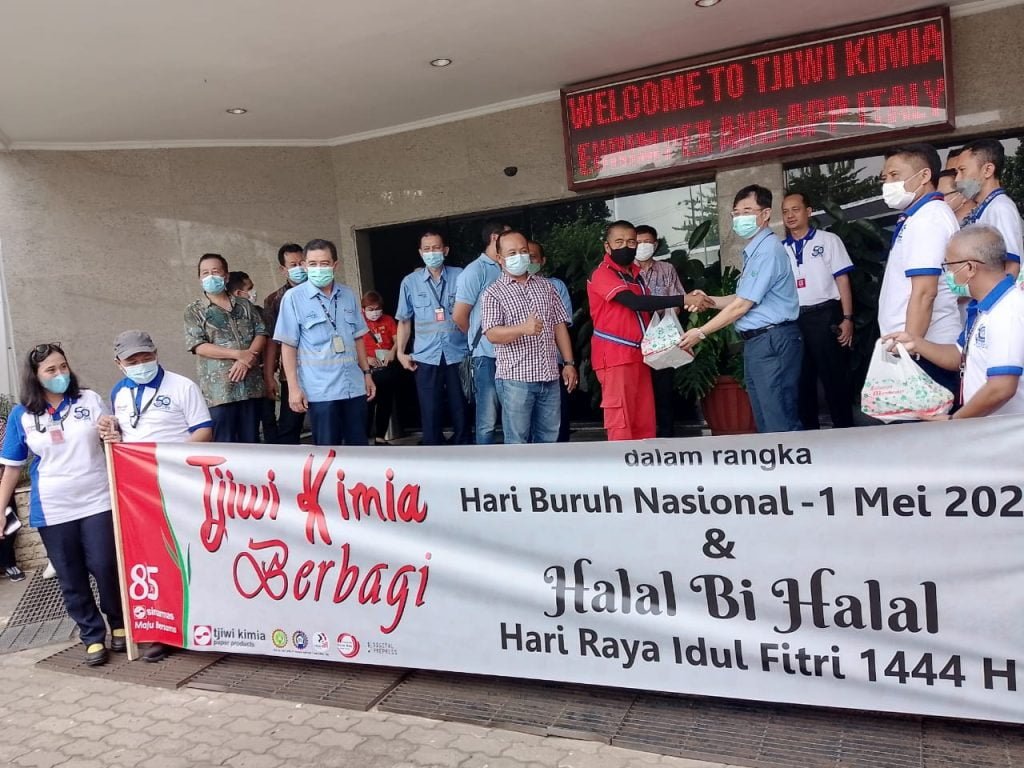 Bertepatan 85 Tahun Sinarmas Dan Peringati Hari buruh, SPSI Tjiwi Kimia Bagikan Ribuan Nasi Kotak