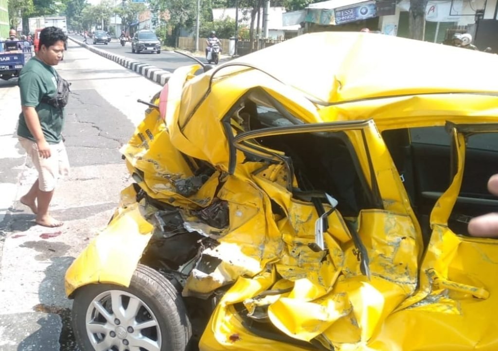 Dihantam Dum Truk di Jombang, Mobil Brio Rusak Parah