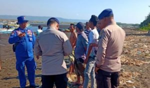 Perahu Terbalik di Pantai Cemara Jember, 2 Nelayan Dinyatakan Hilang