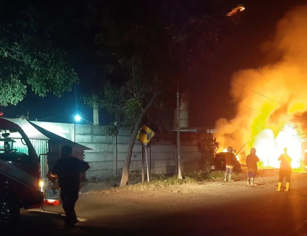 Kebakaran Hebat Hanguskan Bengkel Tambal Ban di Jampirogo, Mojokerto