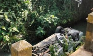 Ditinggal Sopir ke Minimarket, Mobil di Kota Batu Terjun ke Sungai