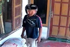 Viral! Pria di Blitar Terekam CCTV Nyolong Satu Karung Gabah di Teras Warga
