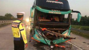 Bus Pariwisata Hantam Truk di Tol Jomo, 13 Penumpang Dilarikan ke RS