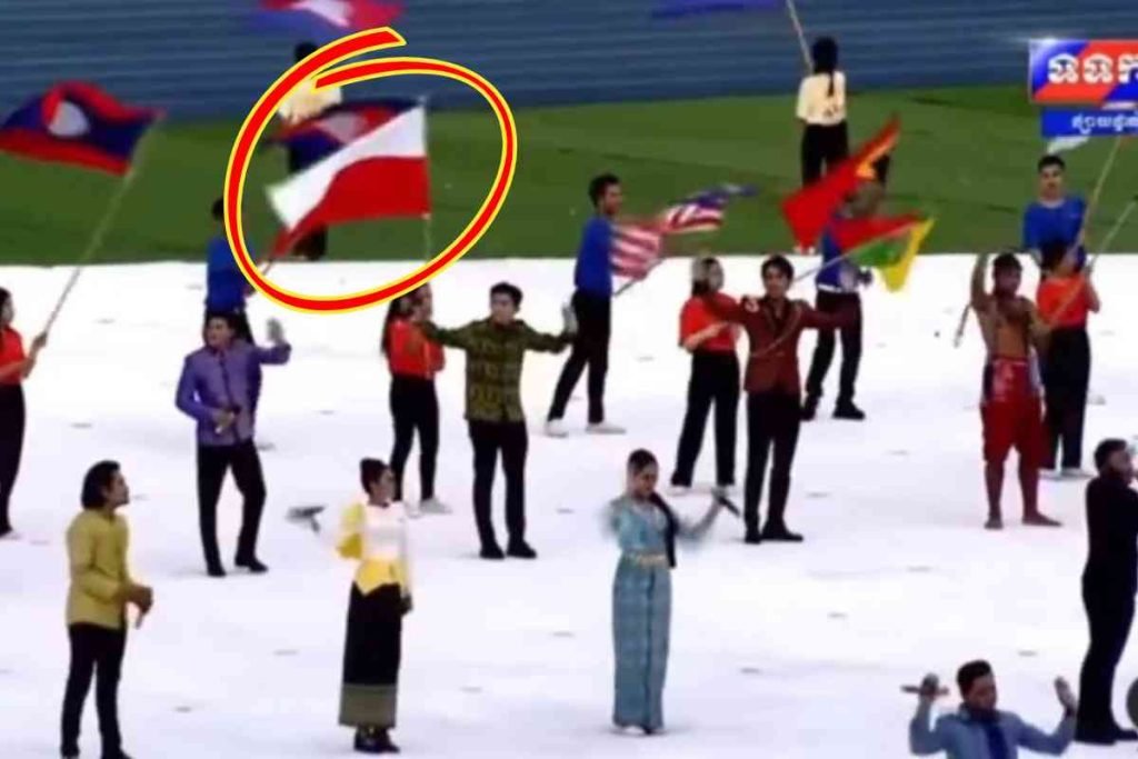 Bendera Indonesia Terbalik Saat Pembukaan SEA Games 2023 di Kamboja