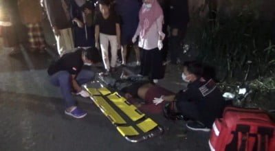 Gagal nyalip, Pemotor tabrak pohon