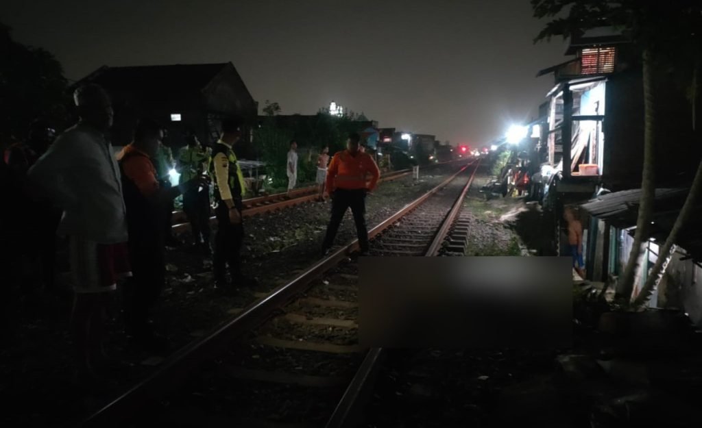 Tragis! Warga Surabaya Bunuh Diri dengan Berbaring di Rel Kereta Api