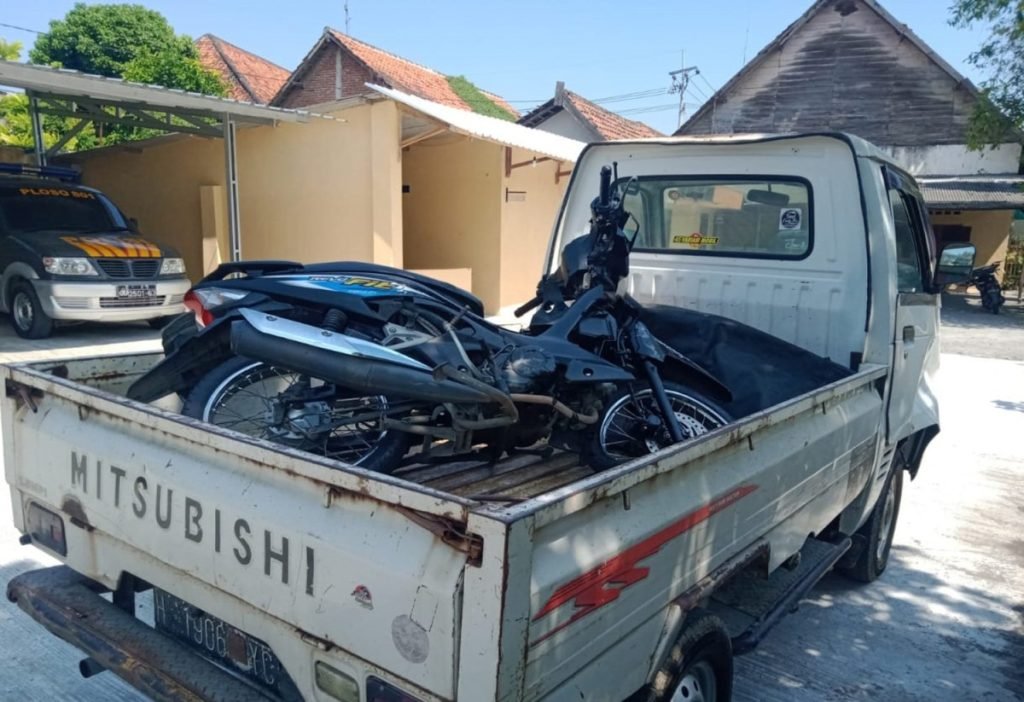 Diduga Ngantuk, Pemotor Tabrak Pikap di Probolinggo, 2 Orang Luka Berat