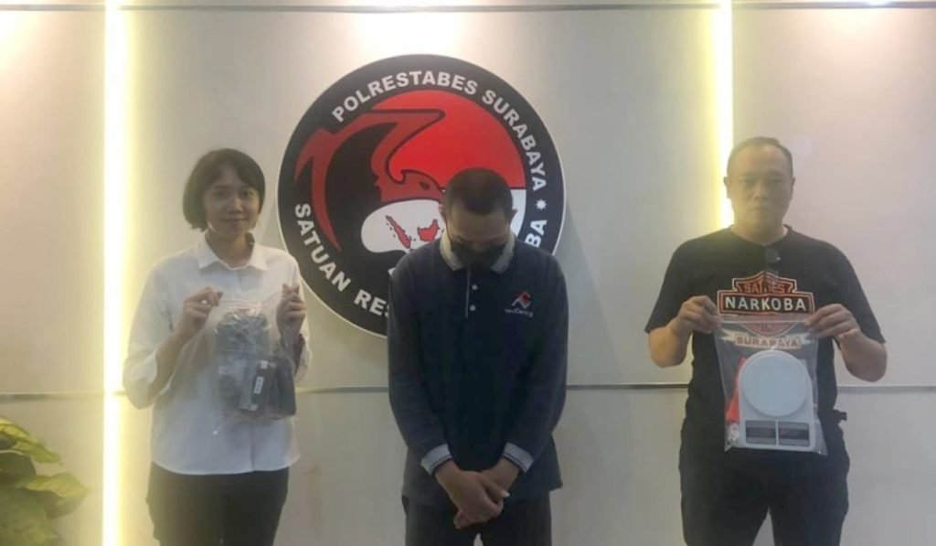 Asyik Ngopi, Pengedar Narkoba di Surabaya Dibekuk Polisi