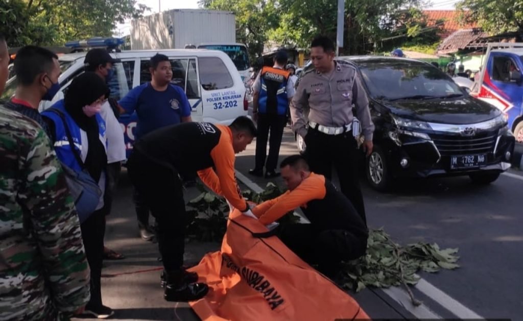 Hantam Truk Dari Belakang, Pemotor Asal Gresik Tewas di Surabaya