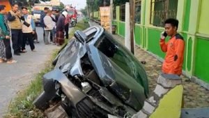 Minibus Rombongan Pelajar Terperosok ke Selokan di Mojokerto, 8 Orang Luka-luka