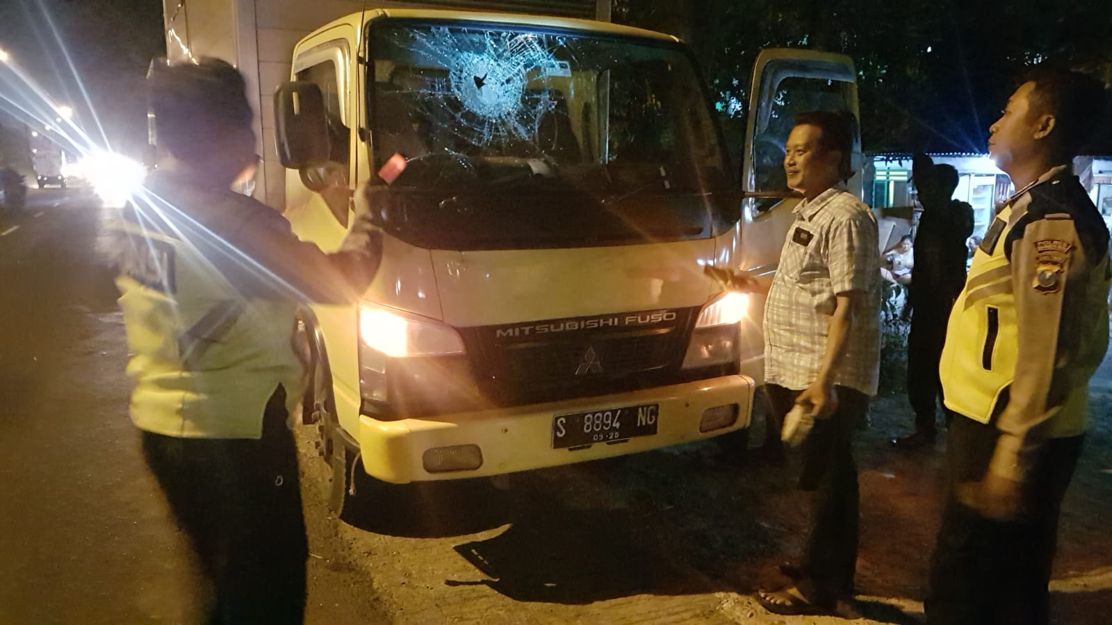 Aksi lepar batu, kaca truk