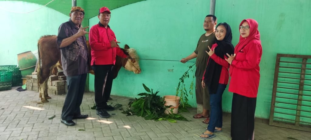 Perkuat Aspek Spiritual, Ketua DPRD Kota Mojokerto Serahkan Hewan Kurban Di Masjid Agung Alfattah