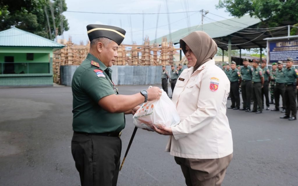 Danrem 152/Baabullah Bagikan Sembako Kepada Prajurit
