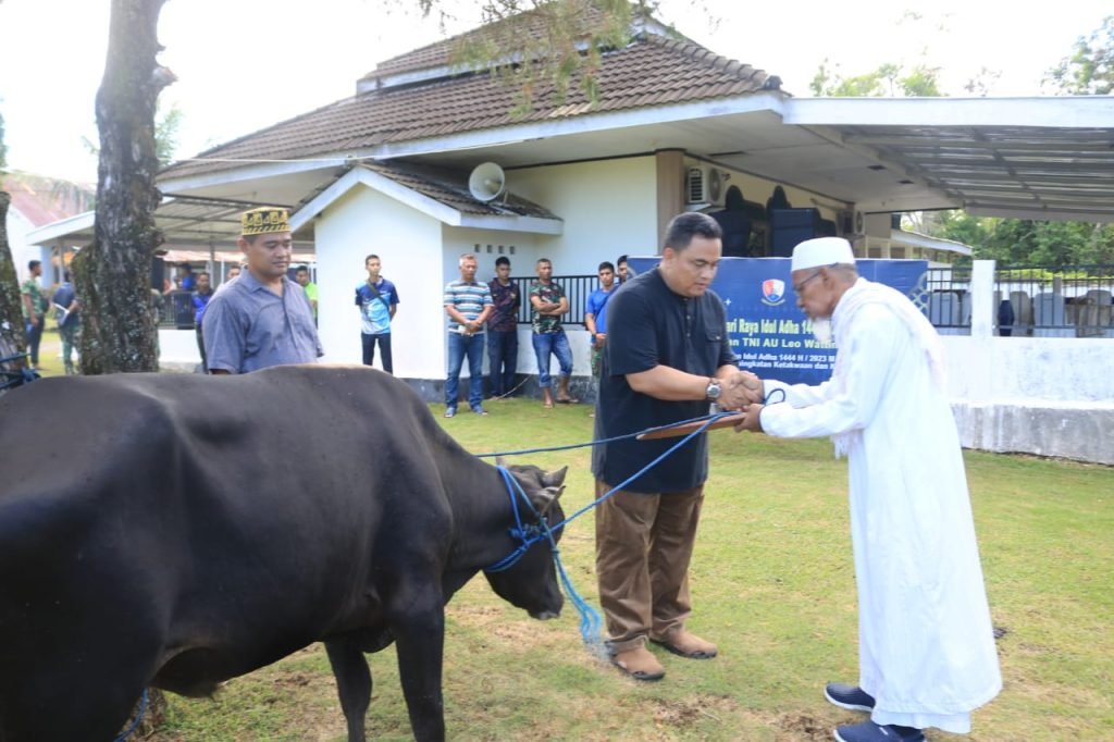 Danlanud Leo Wattimena Bersama Forkopimda Laksanakan Sholat Idul Adha di Mesjid Agung Baiturrahman Sekaligus Serahkan 2 Ekor Sapi