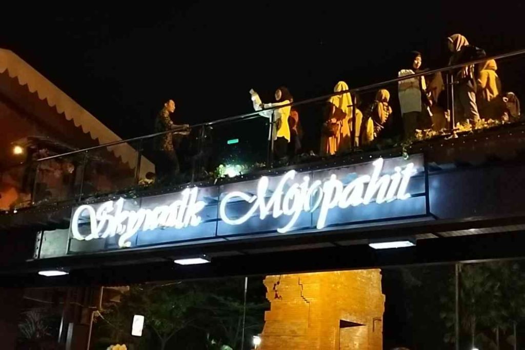 Skywalk Mojopahit, Nikmati Sensasi Nongkrong di Tengah Gemerlap Kota Mojokerto