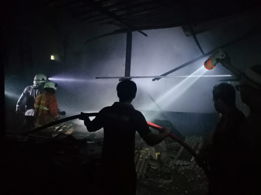 Buang Puntung Rokok Sembarangan, Home Industri Soud Sistem di Mojokerto Ludes Terbakar