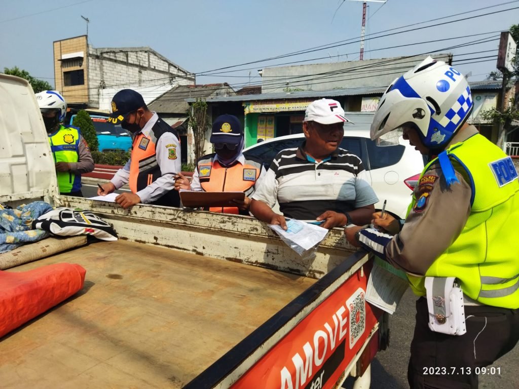 Langgar Jam Masuk Kota, Puluhan Angkutan Barang Terjaring Razia Dishub Kota Mojokerto