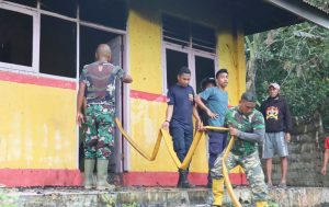 Gedung Sekolah di Sanana Terbakar, Satgas TMMD Kodim 1510/Sula Terjun Padamkan Api