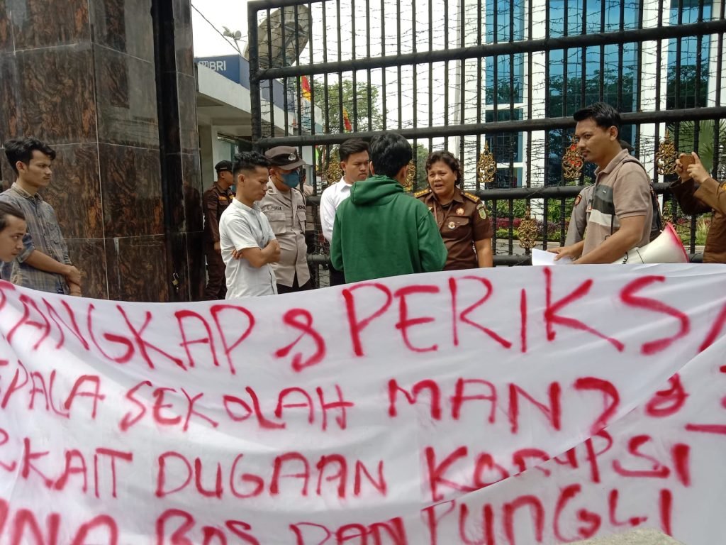 Puluhan Massa GMPET-SU Gruduk Kejati-Su Minta Kepala MAN 2 & MAN 3 Medan Dipanggil